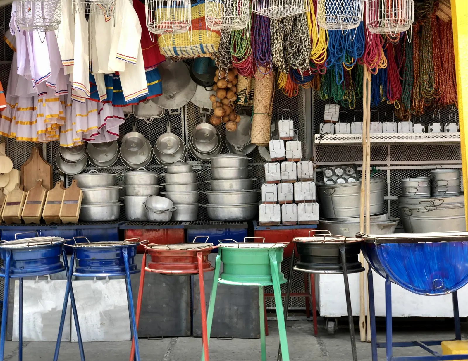 Comerciante atendiendo su negocio