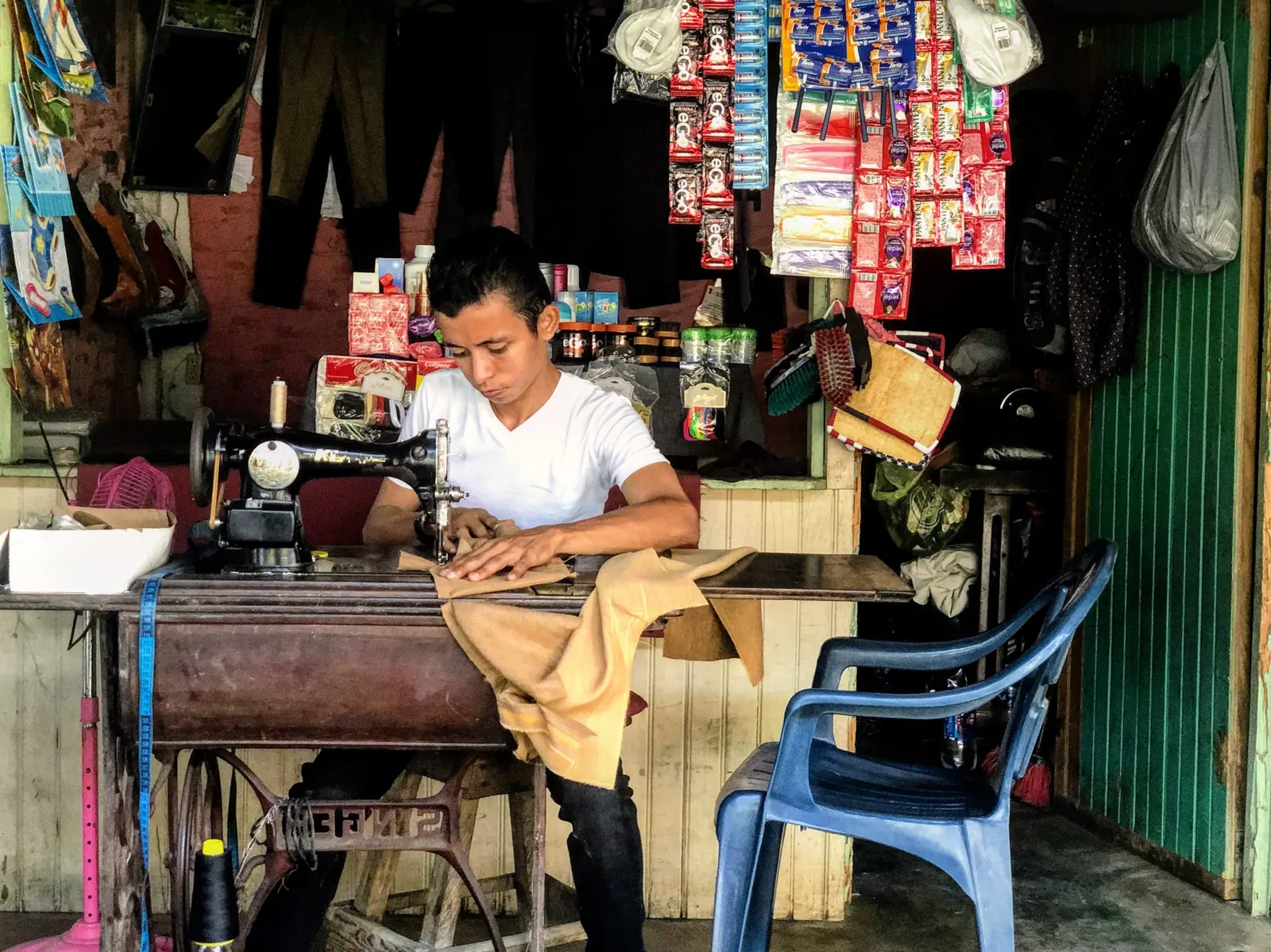 Emprendedor cosiendo en su negocio